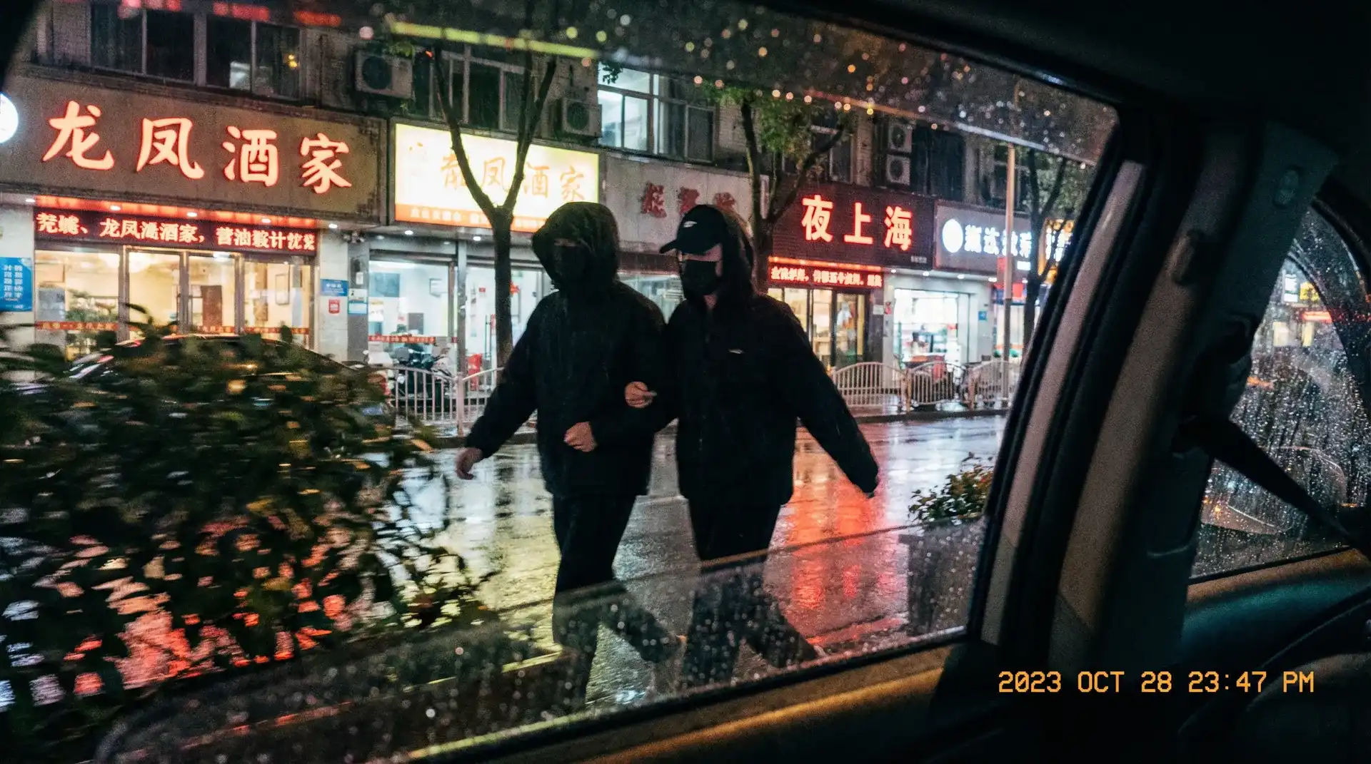 利来国际网址 - 顶流明星深夜密会现场抓拍照片